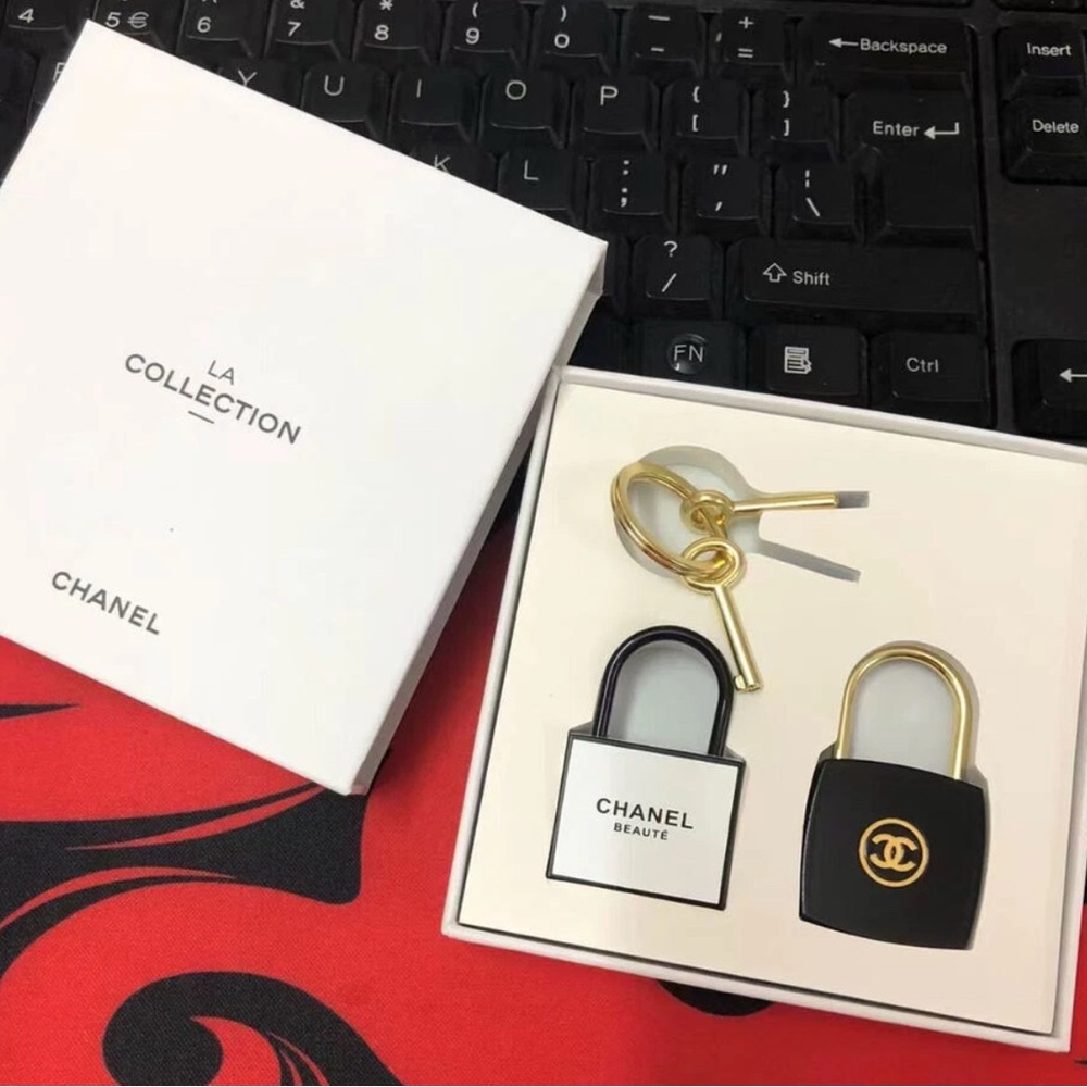 CHANEL Black and White Lock or Keychain Set with Gold keys
Brand New in Box - Picture 4 of 9